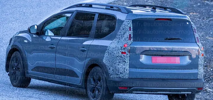 a-larriere-le-dacia-jogger-restyle-beneficiera-simplement-de-feux-au-graphisme-modernise