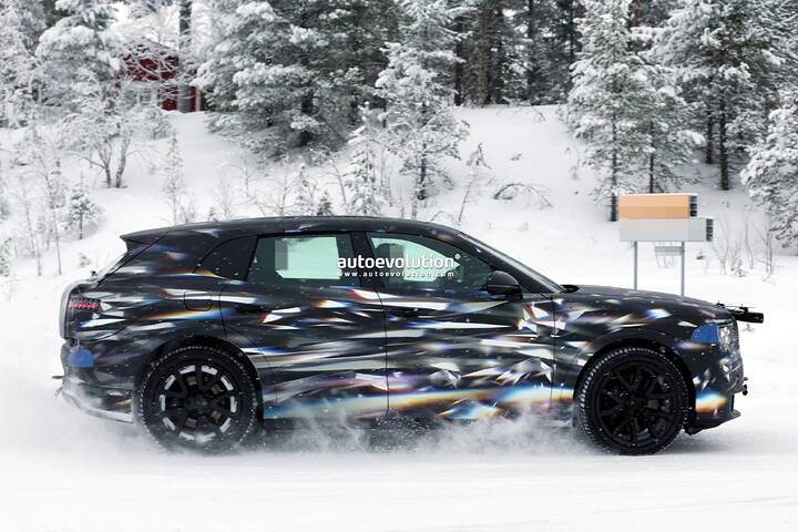 imgi_41_spy-photos-2027-bentley-electric-suv-looks-dignified-while-oversteering_8