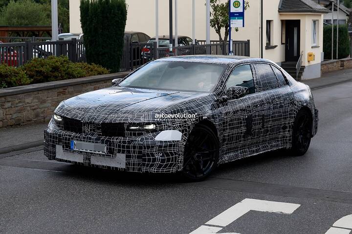 imgi_36_2028-bmw-m3-ev-spied-charging-after-serious-track-action-254353_1