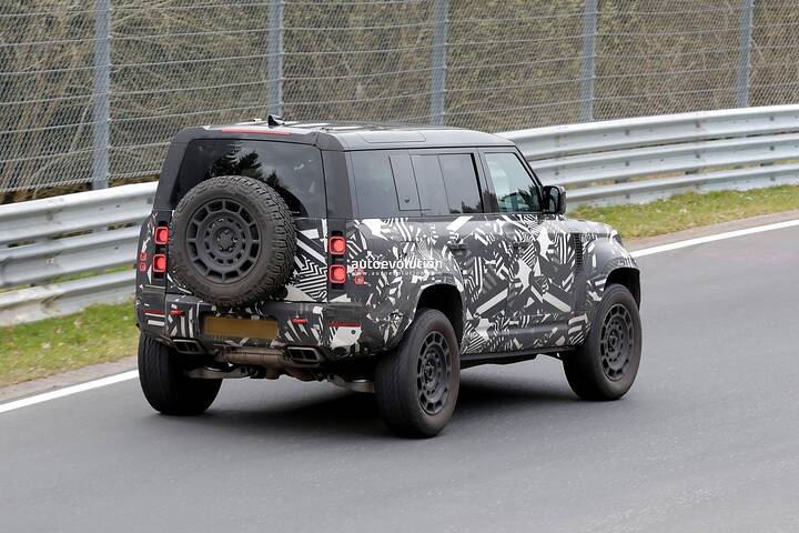 the-most-powerful-land-rover-defender-ever-looks-out-of-place-at-the-green-hell_19