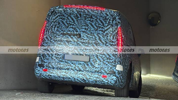 Mercedes didn't want you to see it like this, the new electric VLE, ​​caught like never before in these spy photos 8