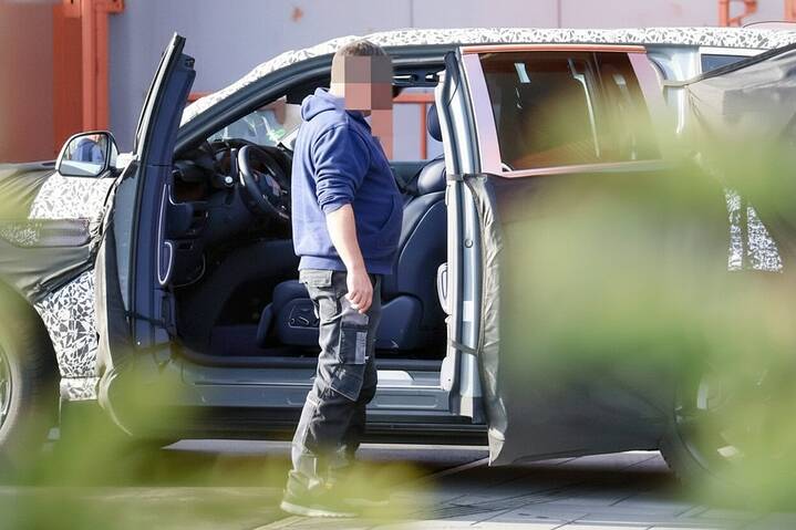 Pillarless Genesis GV90 PrototypeM