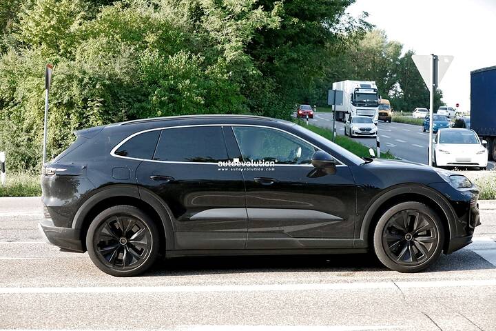imgi_40_2026-porsche-cayenne-electric-spied-testing-with-less-disguise-than-ever_3