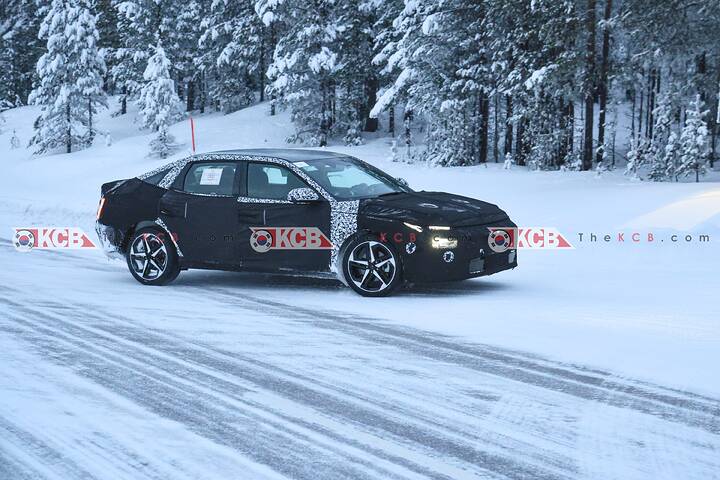 imgi_35_hyundai-elantra-cn8-spotted-arctic-circle-2