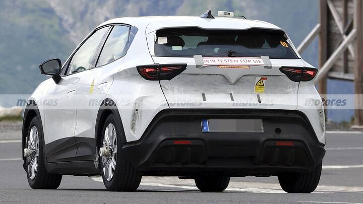 El nuevo CUPRA Raval calienta motores en los Alpes, el eléctrico español reaparece y deja ver nuevos detalles 17