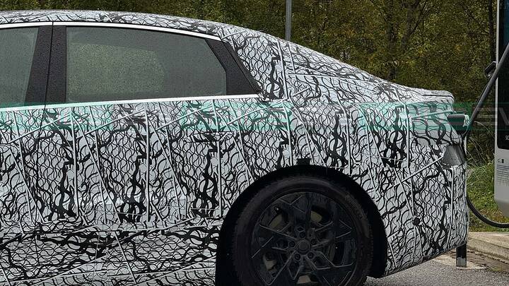 imgi_27_mercedes-c-class-with-eq-technology-spy-shots