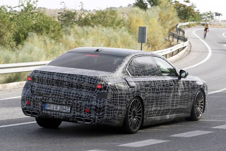 2027-bmw-7-series-lci-spied-with-revised-front-lighting-system-rear-light-bar_8