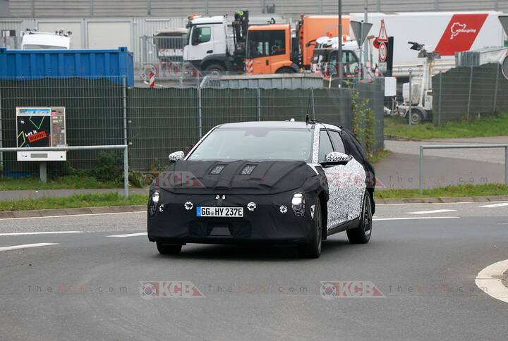 kia-ev4-hatchback-spied-loses-camouflage-scaled