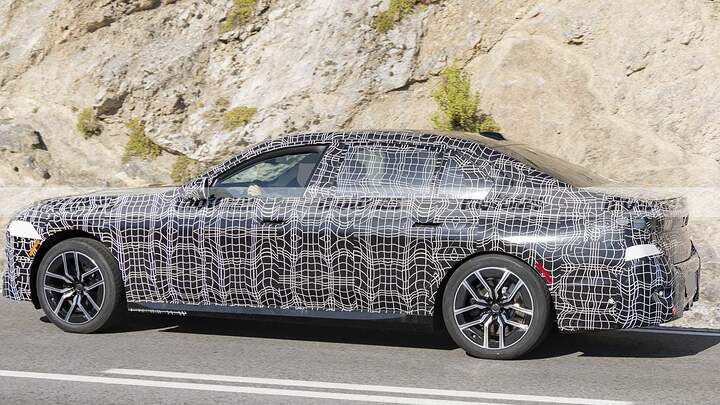 El nuevo BMW Serie 7 2026 se deja ver en nuevas fotos espía… y sí, los faros finos y polémicos siguen ahí 11