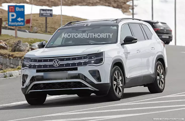 2026-volkswagen-atlas-spy-shots--photo-credit-baldauf_100931042_h