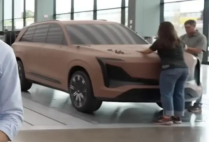 Cadillac-Vistiq-refreshed-updated-design-in-development-GM-Tech-Center-Warren-MI-WSJ-video-November (1)