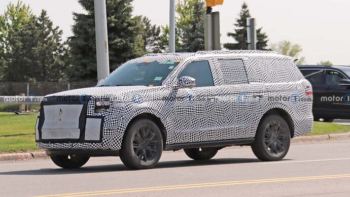 next-gen-ford-expedition-side-view-spy-photo (2)