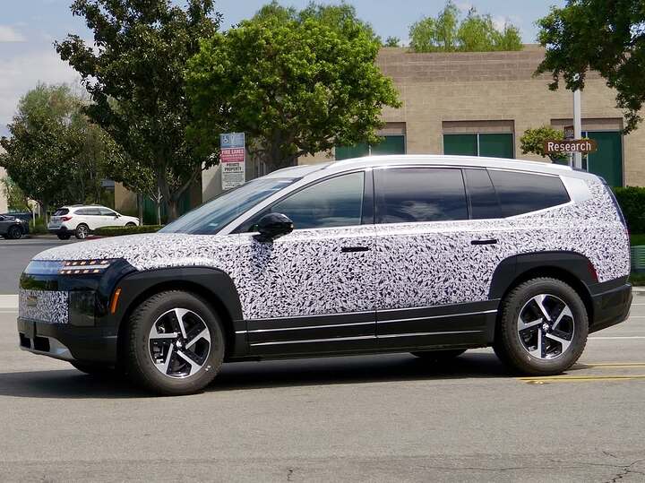 Hyundai Ioniq 9 XRT test vehicle spotted on the road with big off-road tires. #hyundaiioniq9 #te