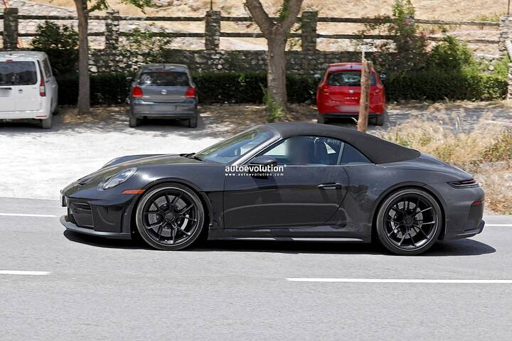 imgi_52_2027-porsche-911-speedster-test-mule-poses-for-the-camera-with-911-gt3-bits-and-bobs_1