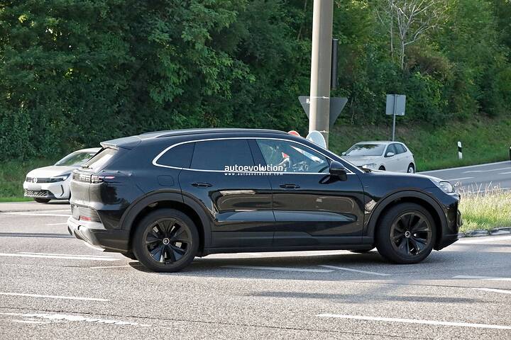 imgi_50_2026-porsche-cayenne-electric-spied-testing-with-less-disguise-than-ever_13
