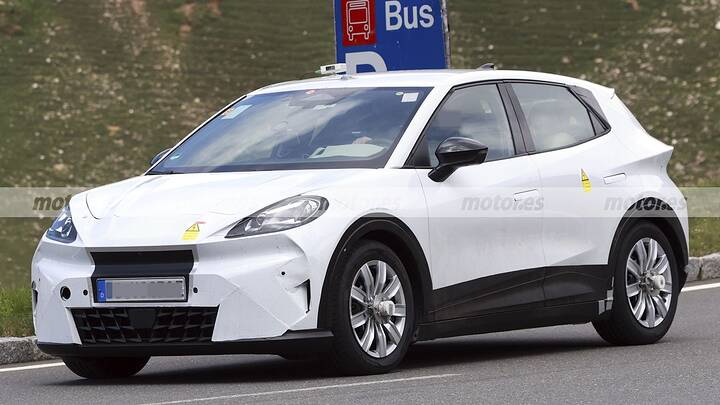 El nuevo CUPRA Raval calienta motores en los Alpes, el eléctrico español reaparece y deja ver nuevos detalles 4