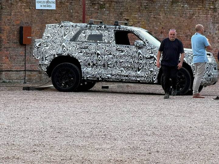 imgi_16_spied-electric-land-rover-defender-8