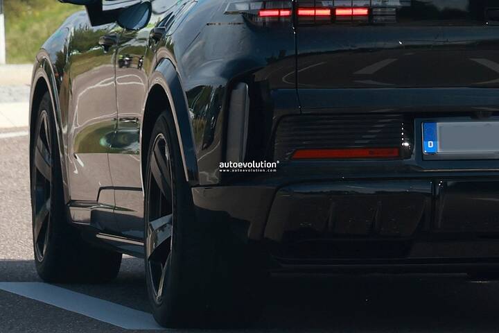 imgi_59_2027-porsche-cayenne-coupe-electric-spied-with-strange-looking-rear-vents_19