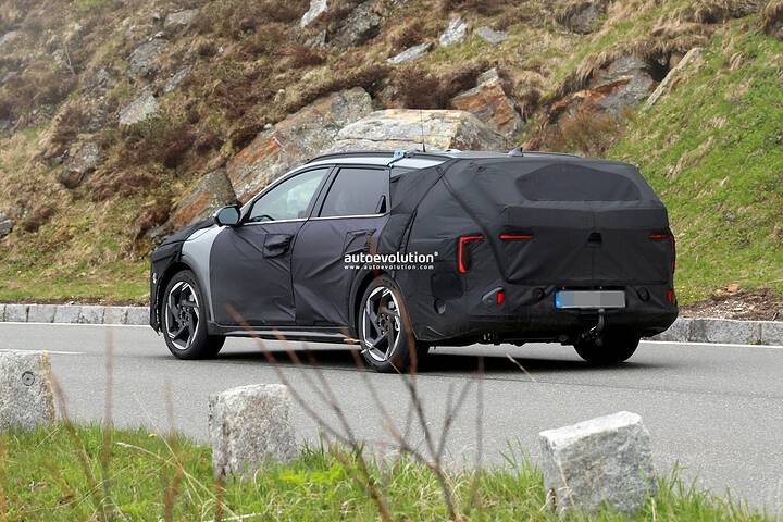 2026-kia-k4-wagon-spied-high-altitude-testing_19