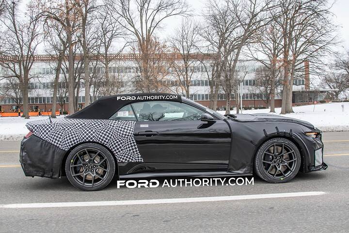 imgi_57_2026-Ford-Mustang-Shelby-GT500-Cobra-Convertible-Prototype-Spy-Shots-December-2026-Exterior-004