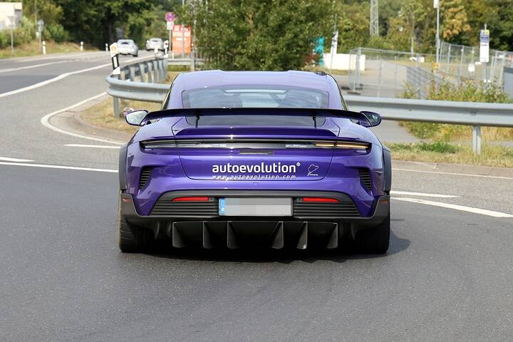 imgi_41_porsche-taycan-turbo-gt-weissach-looks-the-part-with-manthey-go-faster-parts_10