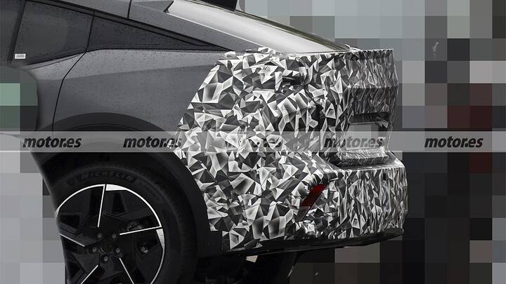 peugeot-408-facelift-2027-fotos-espia-2025110429-1759924008_3