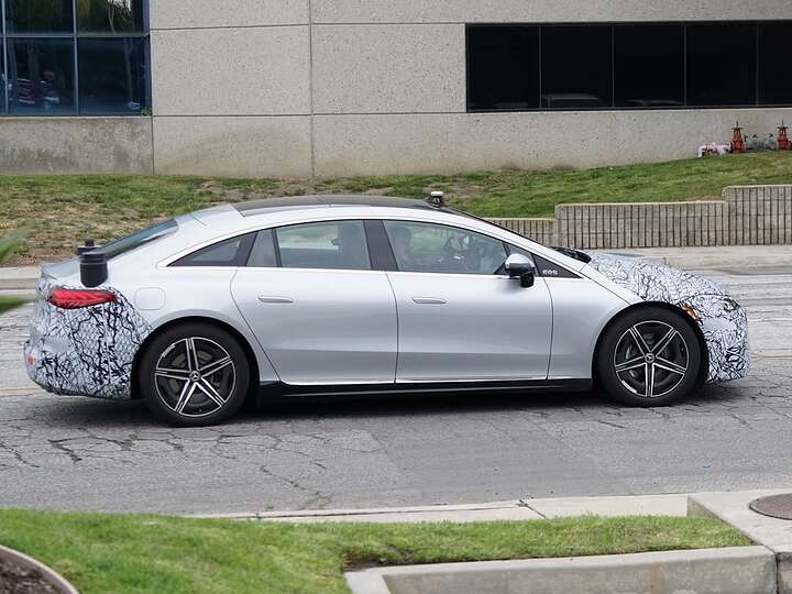 2026 Mercedes EQS Facelift spotted in Los Angeles. Is it autonomous vehicle #spotted #testing #2026mercedeseqs #mercedeseqsfacelift #spyshot #testvehicle (1)