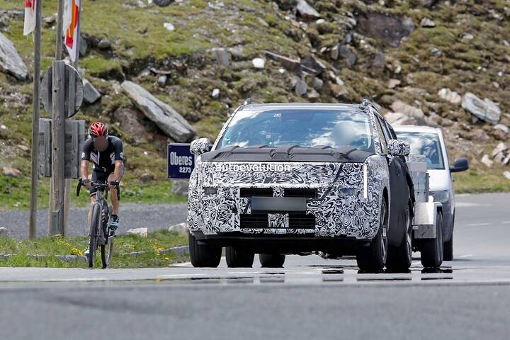 spy-photos-facelifted-2028-hyundai-santa-fe-incorporates-nexo-stylistic-traits_1