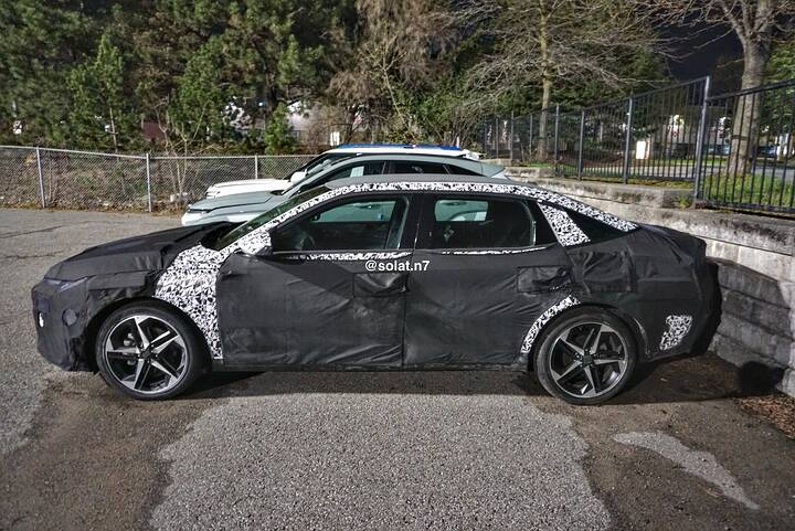 imgi28hyundai-elantra-cn8-spotted-in-canada-newcarscoops-4