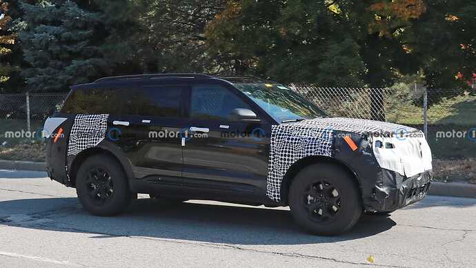 updated-ford-explorer-timberline-spy-photos (7)