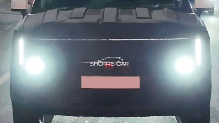 thumb-2027 Hyundai Santa Fe Facelift_newcarscoops_1770093293_4399_950x535