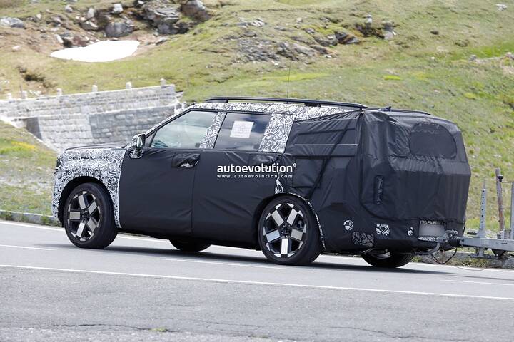 spy-photos-facelifted-2028-hyundai-santa-fe-incorporates-nexo-stylistic-traits_11