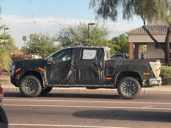 2027 GMC Sierra spotted on the road. #2027gmcsierra #trucks #pickup #spotted #testing #camouflag