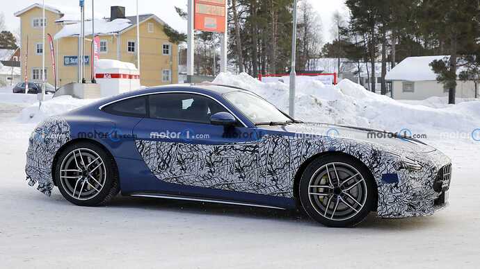 mercedes-amg-gt-side-view-facelift-spy-photo (2)