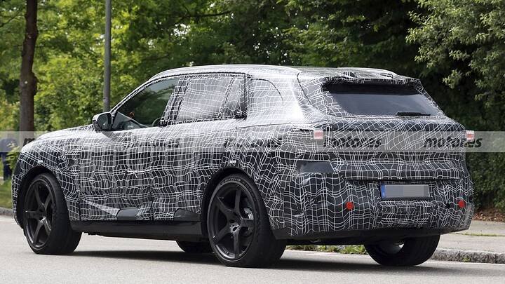 BMW ya prueba el iX5 M70 xDrive, no parece un super-SUV eléctrico pero va a volar 11