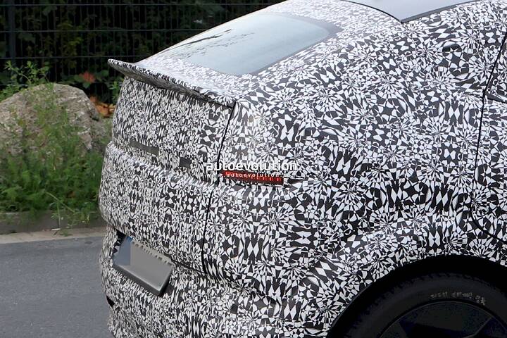 imgi_73_the-hyundai-ioniq-3-spied-with-concept-three-cues-tesla-esque-pleos-infotainment-system_23