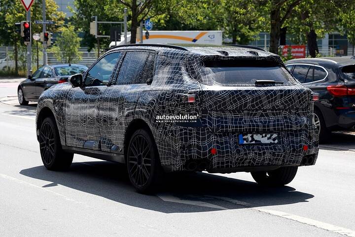 imgi_55_new-2027-bmw-x5-spy-photos-reveal-new-panoramic-display_17
