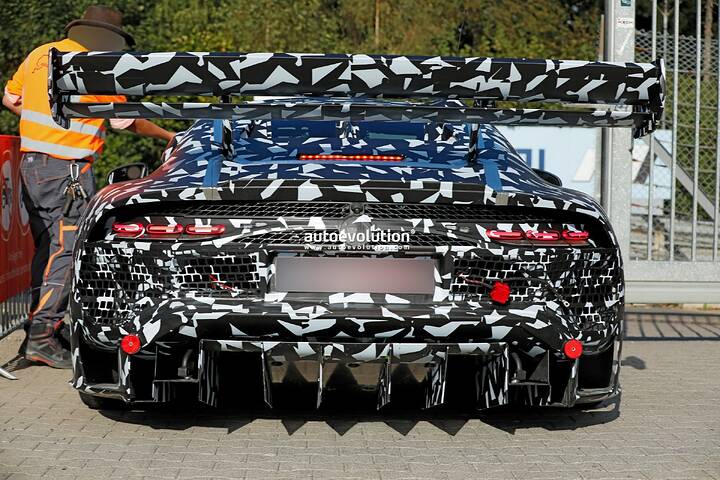 spy-photos-2027-mercedes-amg-gt-black-series-looks-more-production-ready-than-ever-before_7