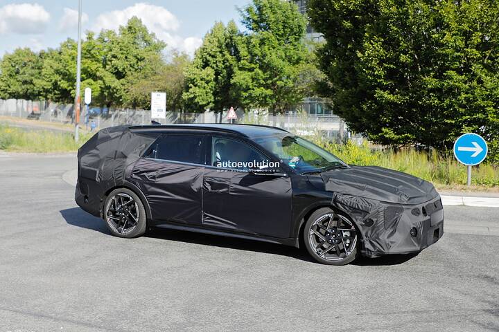 first-ever-kia-k4-wagon-spied-as-the-proceed-s-replacement_22
