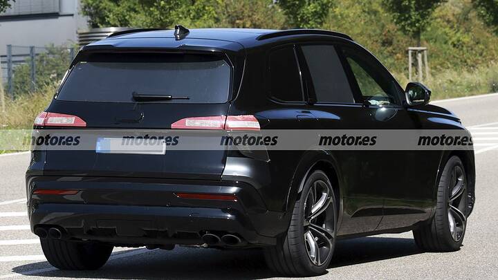 The new 2026 Audi SQ7 shows off its new camouflage in these spy photos, its debut is getting closer.