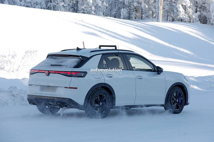 imgi_49_2027-volkswagen-t-roc-r-spied-packing-golf-r-thrills_9