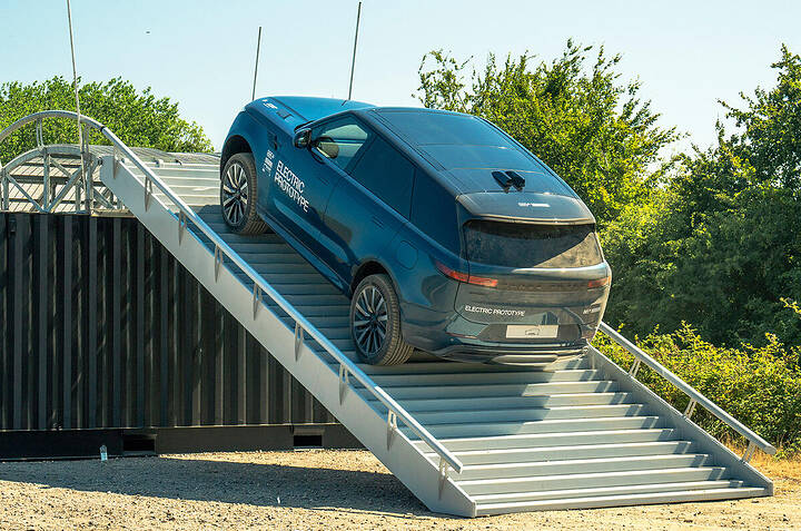 range-rover-sport-electric-prototype-003