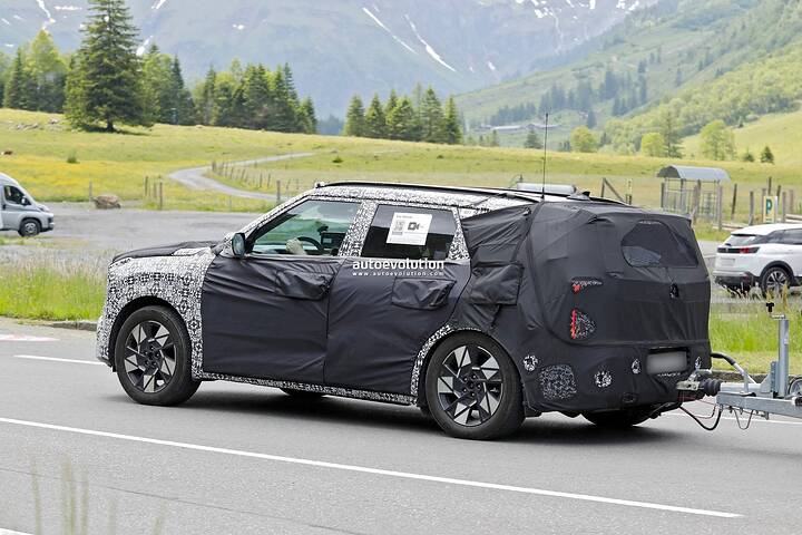 2027-kia-seltos-shows-tasman-inspired-grille-in-latest-spy-photos_16