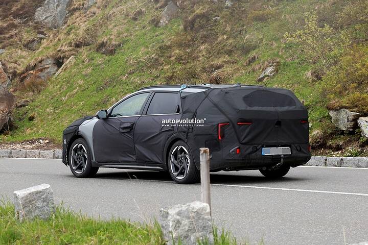 2026-kia-k4-wagon-spied-high-altitude-testing_16