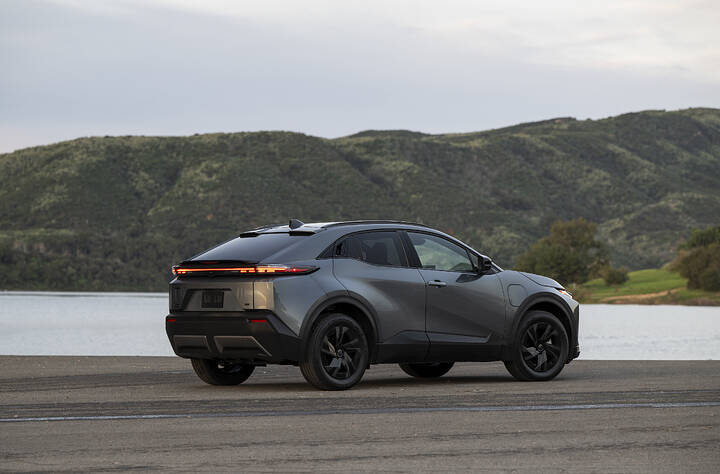 2026_Toyota_C-HR_SE_Overcast_010_NR