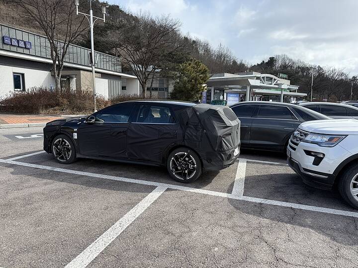 Kia K4 5-Door Hatchback with New Wheels_IMG_5172