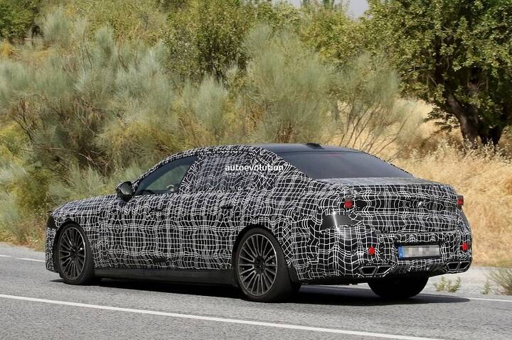 2027-bmw-7-series-lci-spied-with-revised-front-lighting-system-rear-light-bar-thumbnail_19
