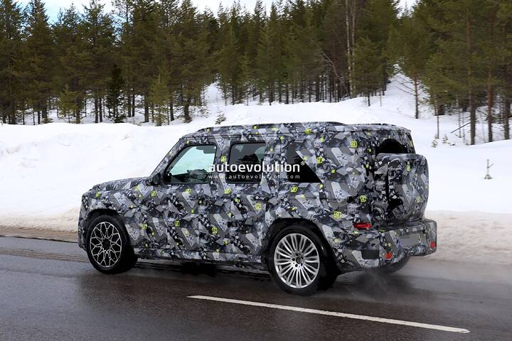 imgi_37_spy-photos-mercedes-benz-showcases-baby-g-class-off-roader-in-new-camo-acknowledging-speculations_9