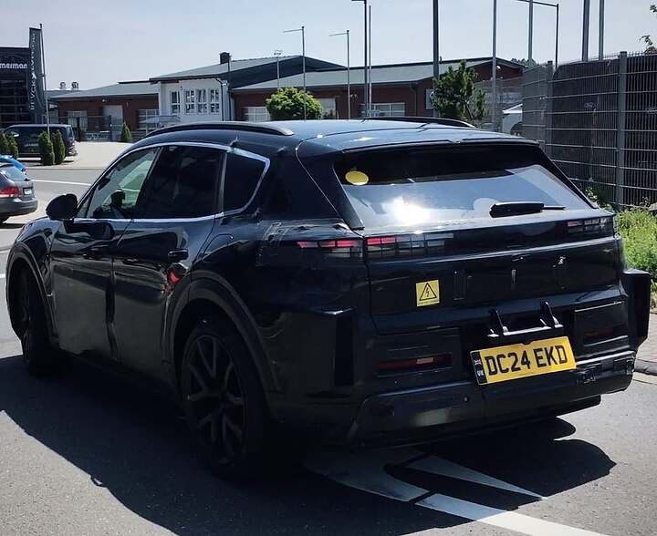 💥💥💥💥💥2027 Bentley Electric SUV Makes Spy Photo Debut With Porsche Cayenne Electric Bodywork (1)