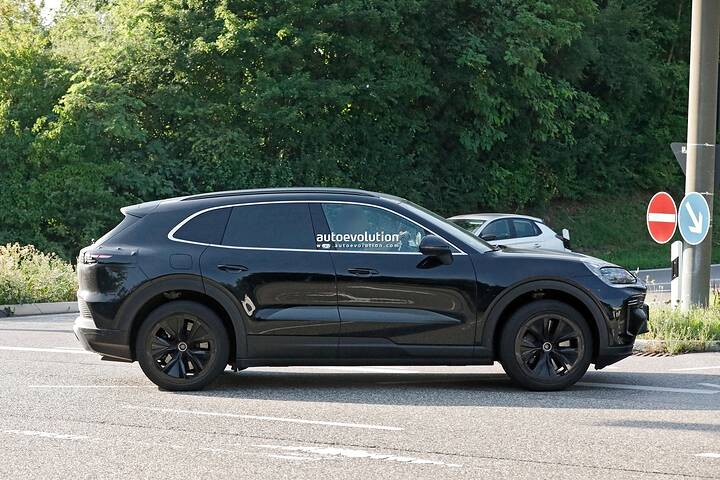 imgi_49_2026-porsche-cayenne-electric-spied-testing-with-less-disguise-than-ever_12